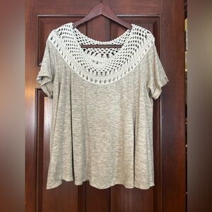 Gimmicks by BKE Boho Crochet Lace Neckline Top Women’s L